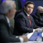 El republicano Ron DeSantis, gobernador del Estado de Florida, que ya supera los 100.000 positivos