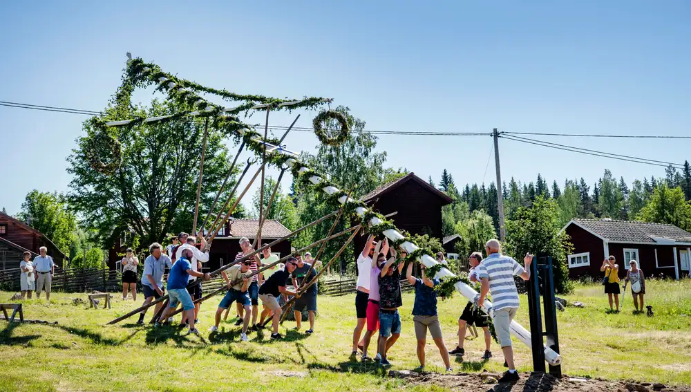 Suecos celebran el "Midsummer", el solsticio de verano, en la localidad de Sahl