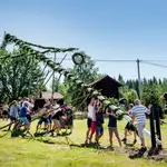 Suecos celebran el "Midsummer", el solsticio de verano, en la localidad de Sahl