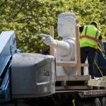 Una estatua de Colón es retirada en un campus en Ohio