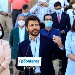 Beltrán Pérez con Virginia Pérez al fondo, a la izquierda de la imagen