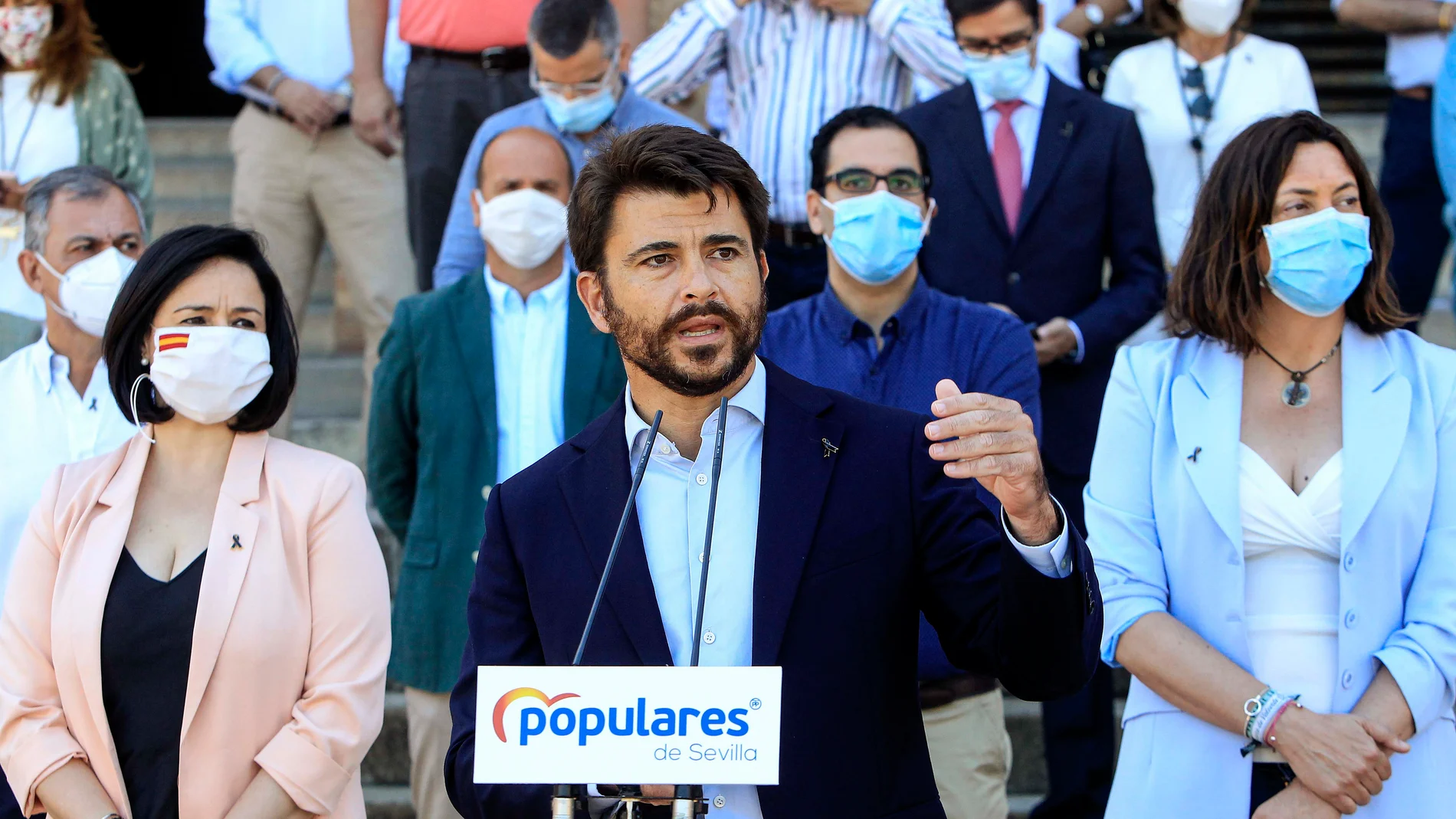 Beltrán Pérez con Virginia Pérez al fondo, a la izquierda de la imagen