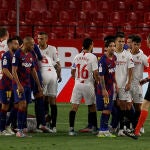 Messi protesta después de tirar al suelo a Diego Carlos