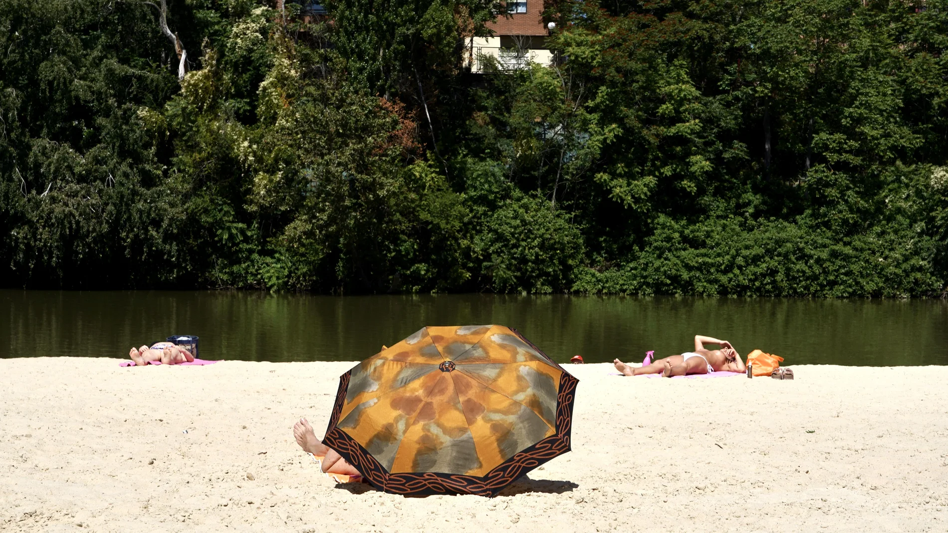 Vallisoletanos tomando el sol en la Playa de las Moreras