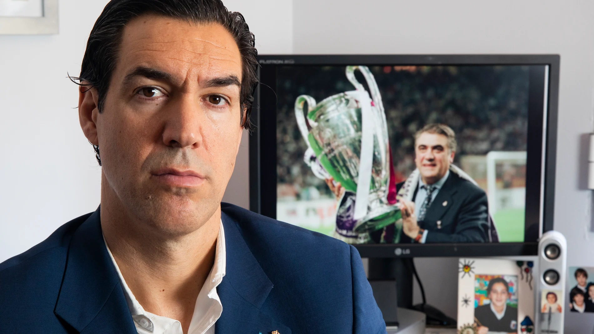 Lorenzo Sanz Junior, con una imagen de su padre, ex presidente blanco, de fondo con la Champions