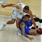 Randolph y Lima tratan de hacerse con el control del balón