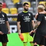 Los jugadores del Augsburgo con las camisetas con la leyenda "La Décima"
