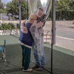 El 17 de junio del año pasado, una interna en una residencia de mayores abraza a su hijo a través de un plástico
