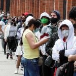 -FOTODELDIA- BOG400 BOGOTÁ (COLOMBIA), 19/06/2020.- Compradores hacen fila para ingresar a un almacén este viernes en Bogotá (Colombia). Miles de personas desafiaron el contagio del COVID-19 haciendo largas filas sin distanciamiento y aglomerados en almacenes durante el primer Día sin IVA (impuesto sobre el valor agregado) decretado por el gobierno nacional para reactivar el comercio durante la pandemia. EFE/ Carlos Ortega