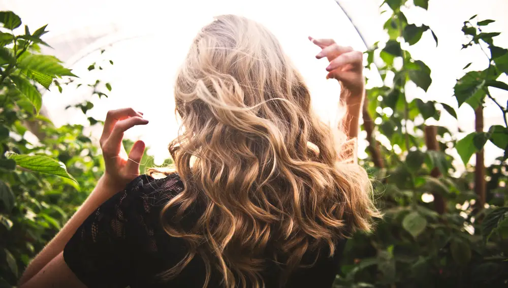 Mujer con el pelo ondulado.