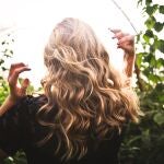Mujer con el pelo ondulado. 