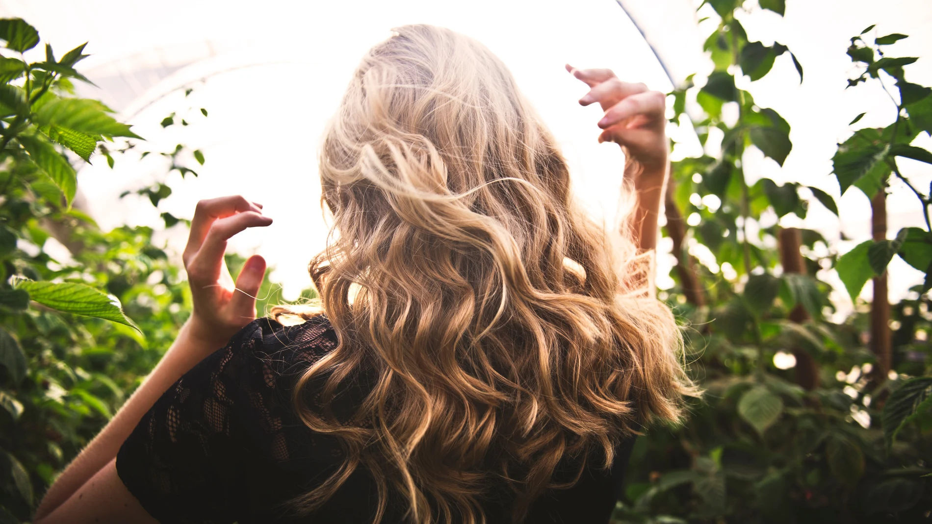 Mujer con el pelo ondulado.