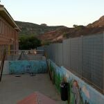 Imagen del patio del Colegio de Educación Especial Enrique Viviente, situado a los pies de la montaña en la que se ven las escorias de la fundición de plomo radioactivas y cancerígenas