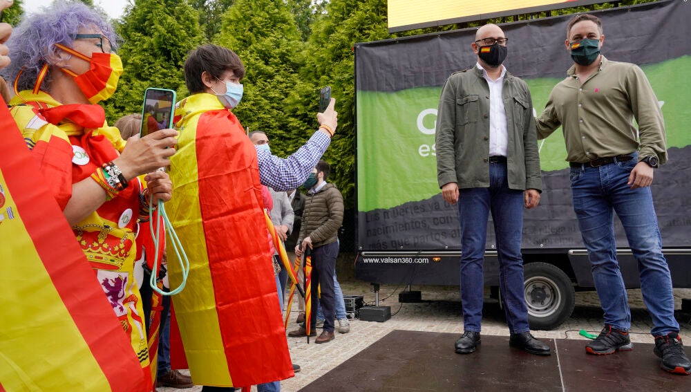 El presidente de Vox, Santiago Abascal (1d); y el candidato provincial de Vox por A Coruña para los comicios gallegos del 12 de julio, Ricardo Morado (2d), posan en Monte do Gozo durante la realización del recorrido del último tramo del Camino de Santiago, en Santiago de Compostela, Galicia (España) a 21 de junio de 2020.21 JUNIO 2020 ELECCIONES AUTONÓMICAS;DERECHA;ULTRADERECHAÁlvaro Ballesteros / Europa Press21/06/2020