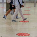 Dos personas caminan por el Aeropuerto de Madrid-Barajas Adolfo el día en el que se estrena el triple control sanitario de seguridad contra el Covid-19 que consiste en especificar si se ha pasado la enfermedad y en qué condiciones; seguido de un control de temperatura y otro visual, durante la apertura de las fronteras Schengen coincidiendo con el fin del estado de alarma que permite también el desplazamiento de viajeros nacionales a lo largo del territorio. La red de aeropuertos de Aena recibirá 100 vuelos del espacio Schengen a lo largo del día y en total, en España, se realizarán 650 operaciones durante este domingo, en Madrid (España) a 21 de junio de 2020.21 JUNIO 2020 COVID-19;DESESCALADA;MOVILIDAD;TURISMORicardo Rubio / Europa Press21/06/2020