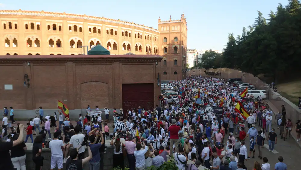 Concentración esta tarde en los alrededores de la plaza de toros de Las Ventas, en Madrid, con el lema "paseo reivindicativo por la Tauromaquia" para poner en valor el mundo de los toros. EFE/JuanJo Martín.