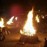 Hogueras y quema de "júas" de San Juan en una playa de Málaga 