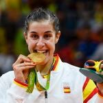Carolina Marín posa con su medalla de oro en los Juegos Olímpicos de Río de Janeiro de 2016DIEGO G.SOUTO (Foto de ARCHIVO)19/08/2016