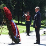 HANDOUT - 22 June 2020, Russia, Moscow: Russian President Vladimir Putin (R) lays a wreath at the Tomb of the Unknown Soldier at the Kremlin Wall in the Alexander Garden during a ceremony marking the 79th anniversary of the start of World War II. Photo: -/Kremlin/dpa - ATTENTION: editorial use only and only if the credit mentioned above is referenced in full22/06/2020 ONLY FOR USE IN SPAIN