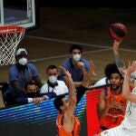 Abalde defiende un lanzamiento de Deck en la pasada fase final de la ACB
