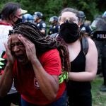 -FOTODELDIA- EPA159. WASHINGTON (ESTADOS UNIDOS), 22/06/2020.- Una mujer reacciona después de ser rociada con agentes químicos mientras la policía limpia el Parque Lafayette al otro lado de la calle de la Casa Blanca después de que los manifestantes intentaron derribar la estatua de Andrew Jackson en el parque, en Washington DC (EEUU). EFE/EPA/MICHAEL REYNOLDS