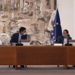 Carmen Calvo, Pedro Sánchez y Pablo Iglesias, ayer durante la reunión del Consejo de Ministros que tuvo lugar en el Palacio de la Moncloa