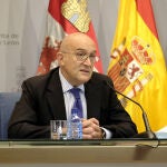 El consejero de Agricultura, Ganadería y Desarrollo Rural de la Junta de Castilla y León, Jesús Julio Carnero, informa sobre las ayudas para jóvenes