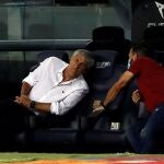 Quique Setién conversa con su segundo, Éder Sarabia, antes del partido contra el Athletic en el Camp Nou