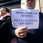 Vecinos se manifiestan contra los salones de juego