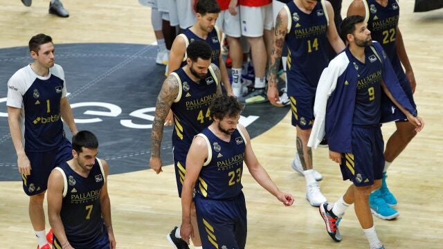Los jugadores del Real Madrid se retiran después de caer ante el MoraBanc Andorra