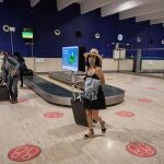 Interior del aeropuerto de San Pablo en Sevilla que ha implementado controles de distanciamiento social y sanitarios para garantizar la seguridad de los viajeros ante la Covid-19