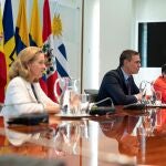 El presidente del Gobierno español, Pedro Sánchez, la vicepresidenta tercera y ministra de Asuntos Económicos, Nadia Calviño (izda), y la ministra de Asuntos Exteriores, Arancha González Laya
