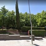 Parque junto a la estación de Metro de Valdezarza