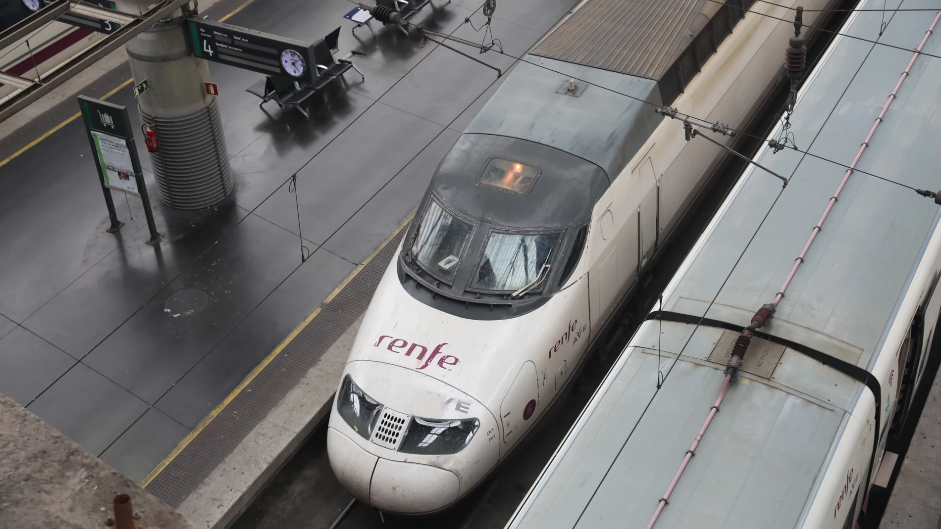 Renfe refuerza el fin de semana con 3.400 plazas el AVE Madrid-Málaga y Madrid-Sevilla y la larga distancia Madrid-Cádiz