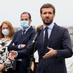El presidente del PP, Pablo Casado (1d), durante su intervención junto al candidato de la coalición PP+C's a lehendakari, Carlos Iturgaiz (3i), en el homenaje a José Manuel Zamarreño, concejal del PP asesinado por ETA, en el parque José Manuel Zamarreño, Errentería, Guipúzcoa, País Vasco (España), a 25 de junio de 2020.