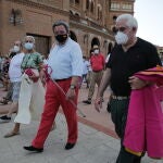 21/06/20. Madrid. Las Ventas.Los toros también son cultura.El mundo del toro se manifiesta frente a la plaza Monumental de Las Ventas.Miguel Abellán, Gonzalo Caballero y Carlos Ruiz Villasuso leen el manifiesto antes de dar una vuelta a la plaza.@ Cipriano Pastrano