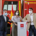 El presidente de Castilla-La Mancha, Emiliano García-Page, la presidenta de la Comunidad, Isabel Díaz Ayuso, y el presidente de la Junta de Castilla y León, Alfonso Fernández Mañueco, en el acto de la firma de un convenio para la lucha contra los incendios