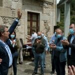 El presidente de la Xunta y candidato a la reelección por el PP, Alberto Núñez Feijóo, aplaudido por vecinos de la localidad de Os Peares, su lugar de nacimiento, durante el acto electoral celebrado esta mañana ante su casa familiar.