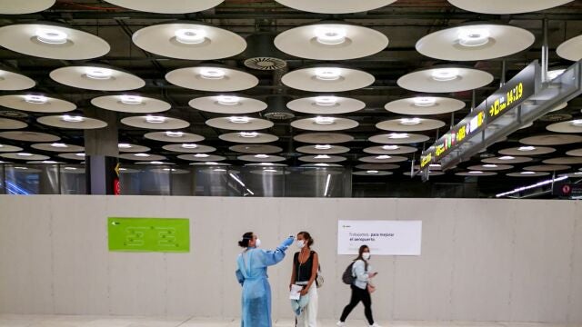 Una pueba de temperatura en el aeropuerto de Barajas