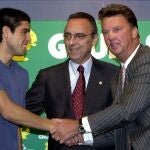 Van Gaal y Gaspart, en la presentación de Riquelme