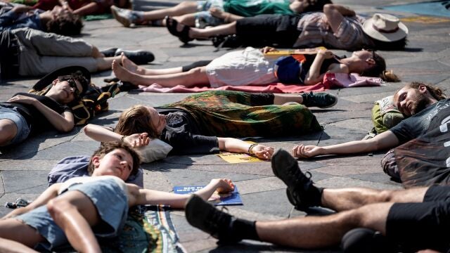 Varios activistas del grupo ecologista Extinction Rebellion participan en una protesta para exigir medidas contra el cambio climático en Copenhague (Dinamarca)
