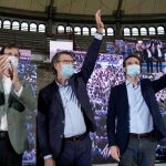 El presidente de la Xunta de Galicia y candidato a la reelección, Alberto Núñez Feijóo junto al ex presidente, Mariano Rajoy y el líder del PP, Pablo Casado en la plaza de toros de Pontevedra en el acto central de campaña