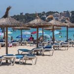 Magaluf, una de las zonas m&aacute;s tur&iacute;sticas de Mallorca, sin turistas y llenas de familias locales, el pasado domingo