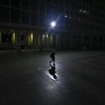 Un hombre pasa por la Plaza Caracas, en la capital de Venezuela