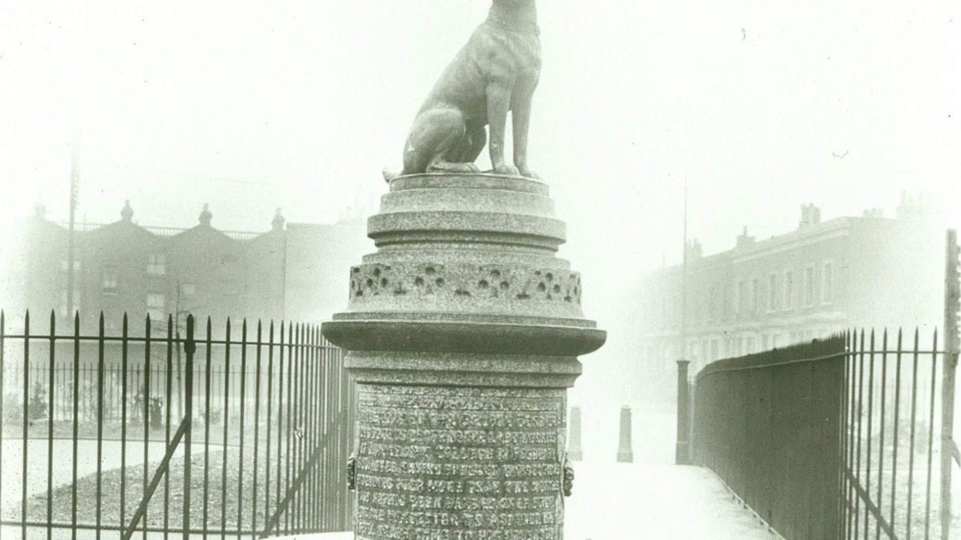 La estatua del perro, obra de Joseph Whitehead, en 1907