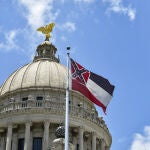 Bandera de Misisipi frente al Capitolio