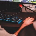 El aumento de consumo de videojuegos, de series, videollamadas y compras online en el marco de la nueva realidad de la covid-19 provoca que los criminales encuentren nuevas oportunidades para perpetrar sus delitosUNSPLASH/CC/EMMANUEL29/06/2020