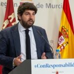 MURCIA, 29/06/2020.- El presidente de Murcia, Fernando López Miras, durante un momento de la comparecencia ante la prensa tras la reunión del Comité de seguimiento PosCOVID-19, que se ha celebrado este lunes, en el Palacio de San Esteban, sede del gobierno regional. EFE/Marcial Guillén