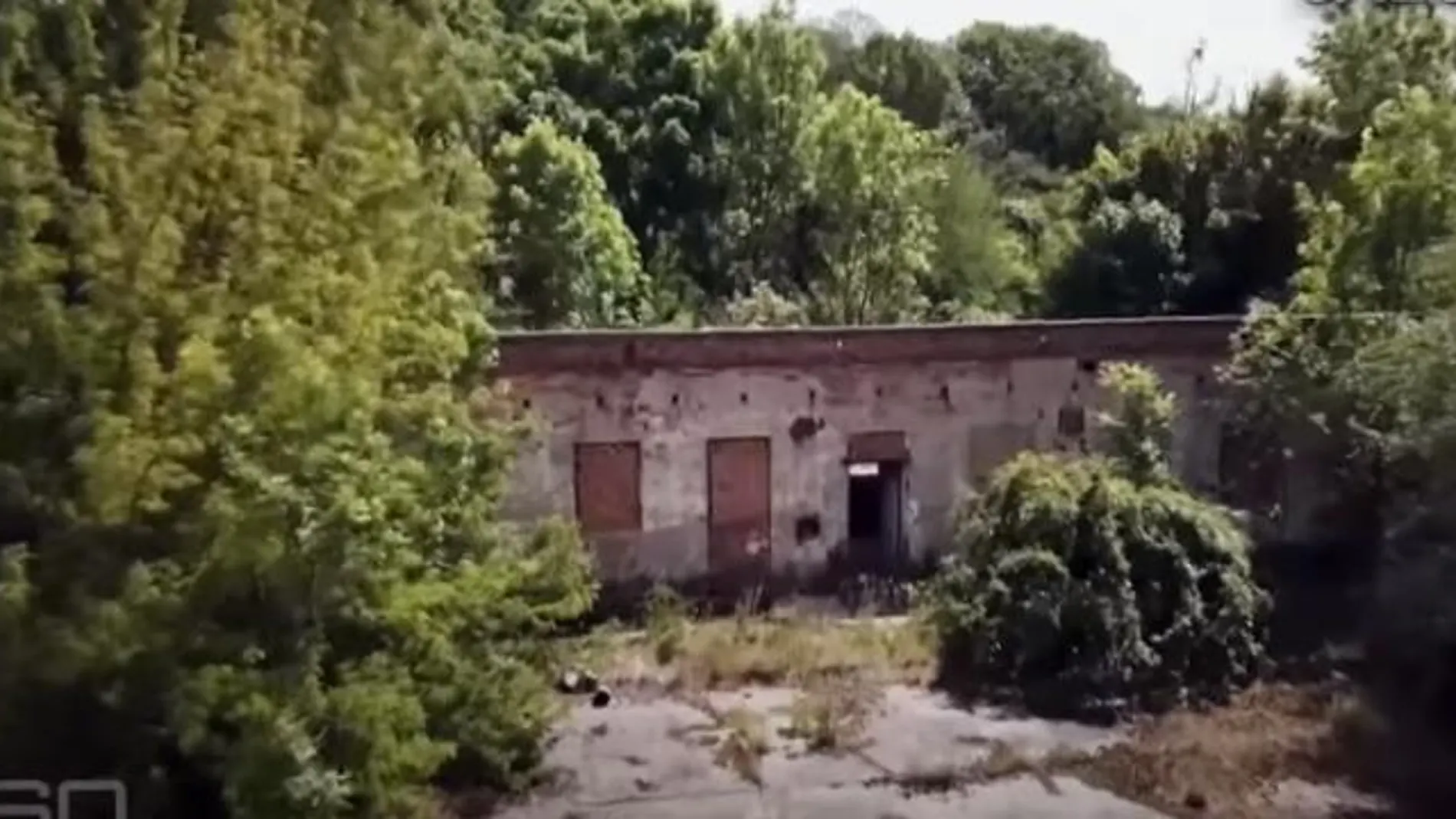 Exterior de la fábrica en la que fue encontrado el material informático