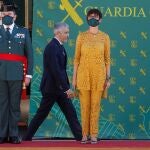 El Ministro del Interior, Fernando Grande-Marlaska (c), y la directora de la Guardia Civil, María Gámez (d), presiden la ceremonia de la toma de posesión del nuevo Director Adjunto Operativo de la Guardia Civil, tras la dimisión del anterior, el teniente general Laurentino Ceña EFE/J.J. Guillén